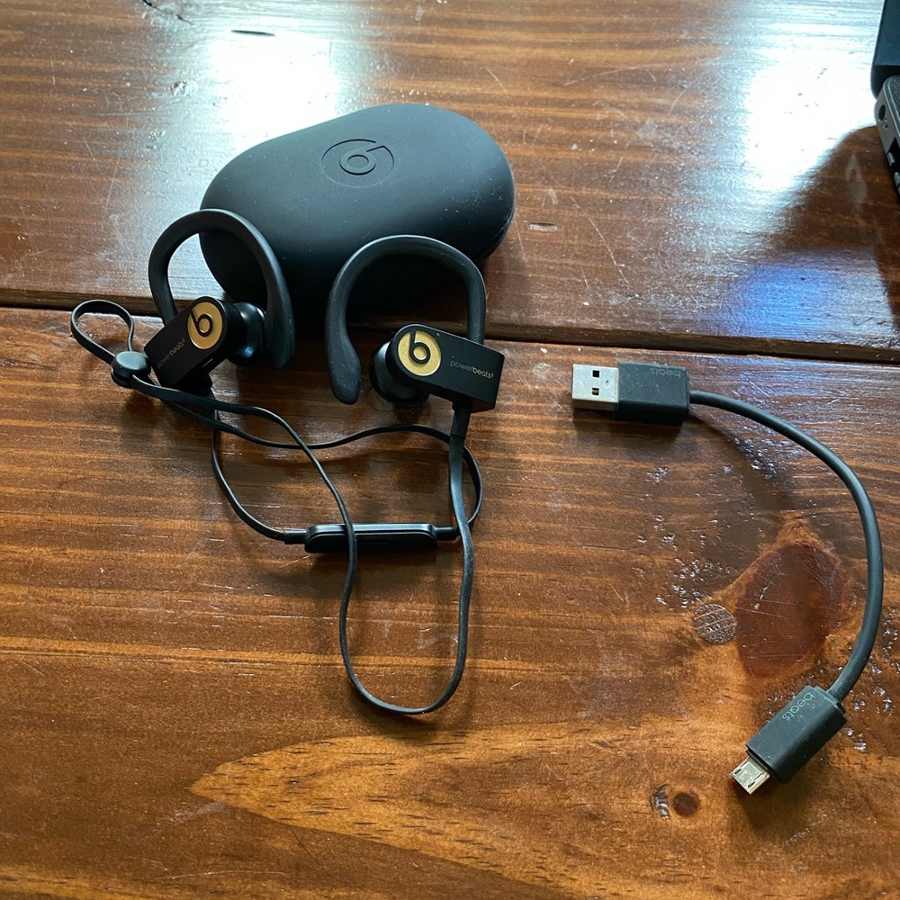 PowerBeats 3 Black and Gold
